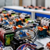 ETB Elektrotechnik: Ihr Partner für Schaltanlagenbau und Lohnfertigung.